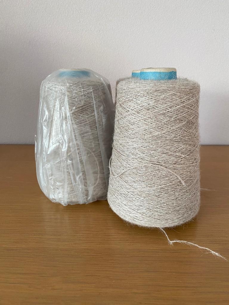 3 bobijnen beige wol, Hobby en Vrije tijd, Ophalen, Nieuw, Breien, Wol of Garen