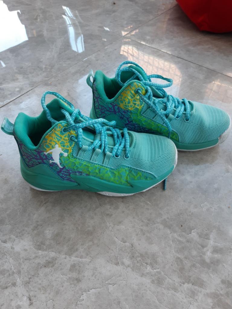 basketbalshoenen maat 35, Enlèvement ou Envoi, Comme neuf, Chaussures