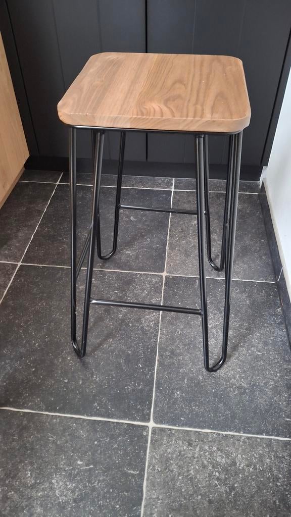 Tabourets de bar noirs avec assise en bois, 2 pièces, Enlèvement, Comme neuf