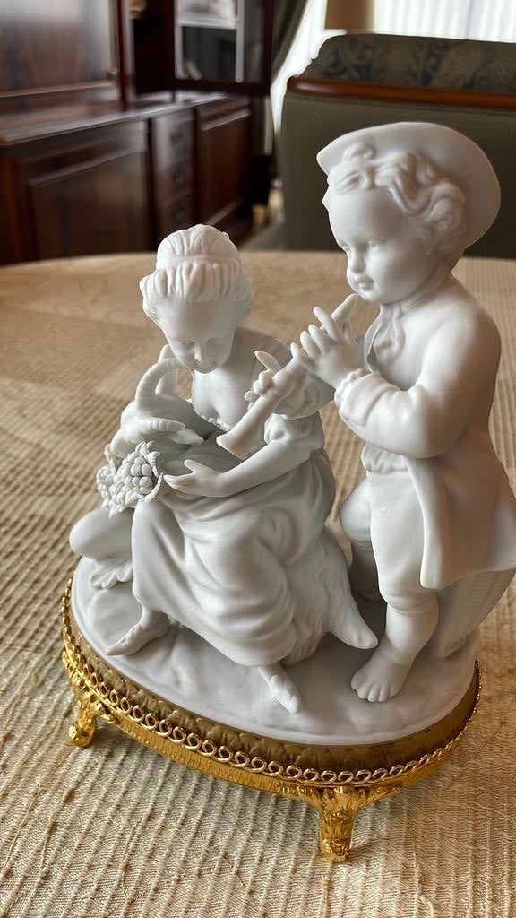 Bisque porseleinen beeldje van m&j met gouden voetjes, Antiek en Kunst, Ophalen