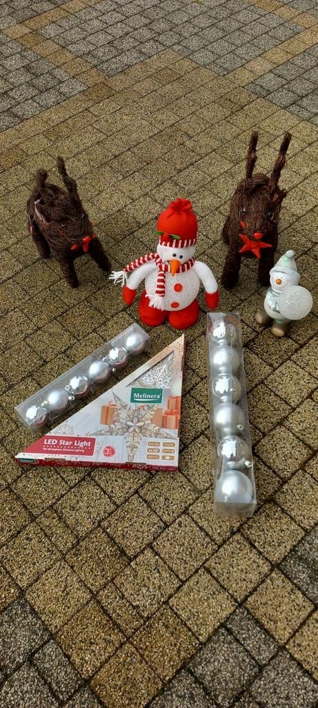 Kerstboom 180 cm, -ster, -ballen, 2 rendieren en sneeuwman, Ophalen of Verzenden, Zo goed als nieuw