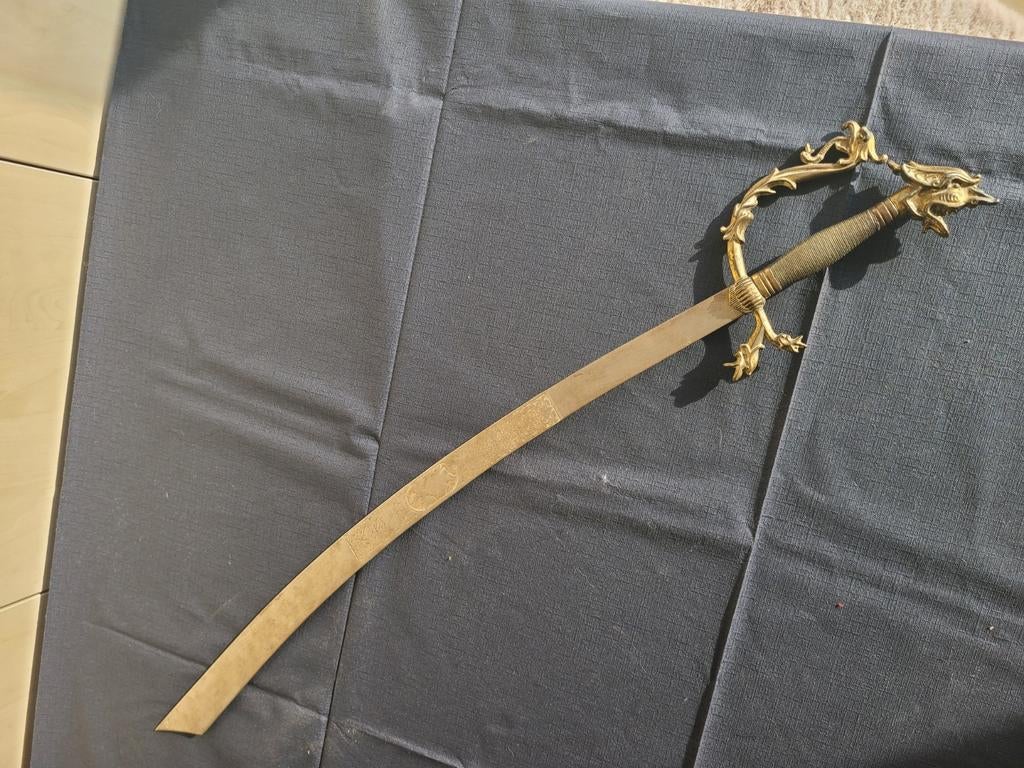 Un sabre décoratif vintage, Enlèvement