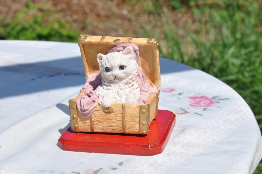 §  chat dans coffre resine et bois, Enlèvement ou Envoi, Utilisé, Chien ou Chat, Statue ou Figurine