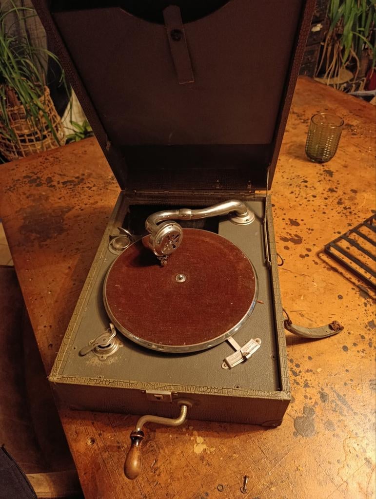 Charmante Britse draagbare grammofoon, Antiek en Kunst, Antiek | Tv's en Audio, Ophalen of Verzenden