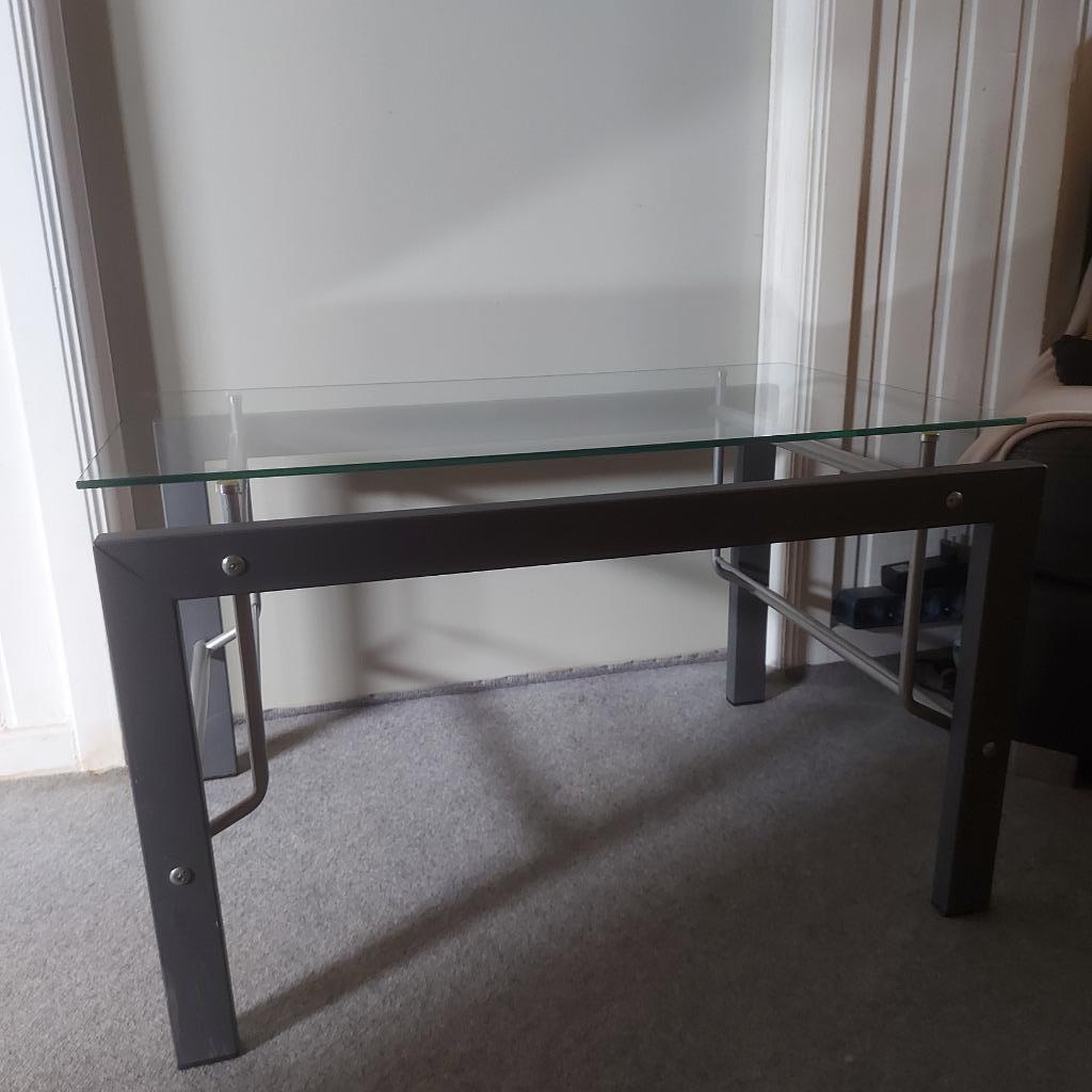 Degelijke salon- of bijzettafel met glazen tafelblad, Ophalen, Minder dan 50 cm, Gebruikt, 50 tot 100 cm