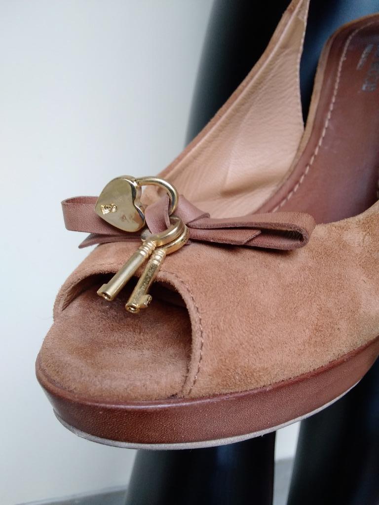 Lederen damesschoenen Victoria Wood. Italy, Victoria Wood, Verzenden, Zo goed als nieuw, Schoenen met hoge hakken