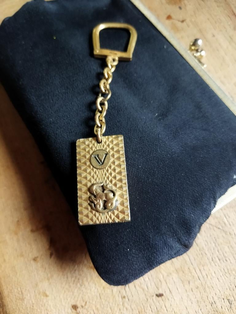 Porte clés avec initiale V, Collections, Enlèvement ou Envoi, Comme neuf
