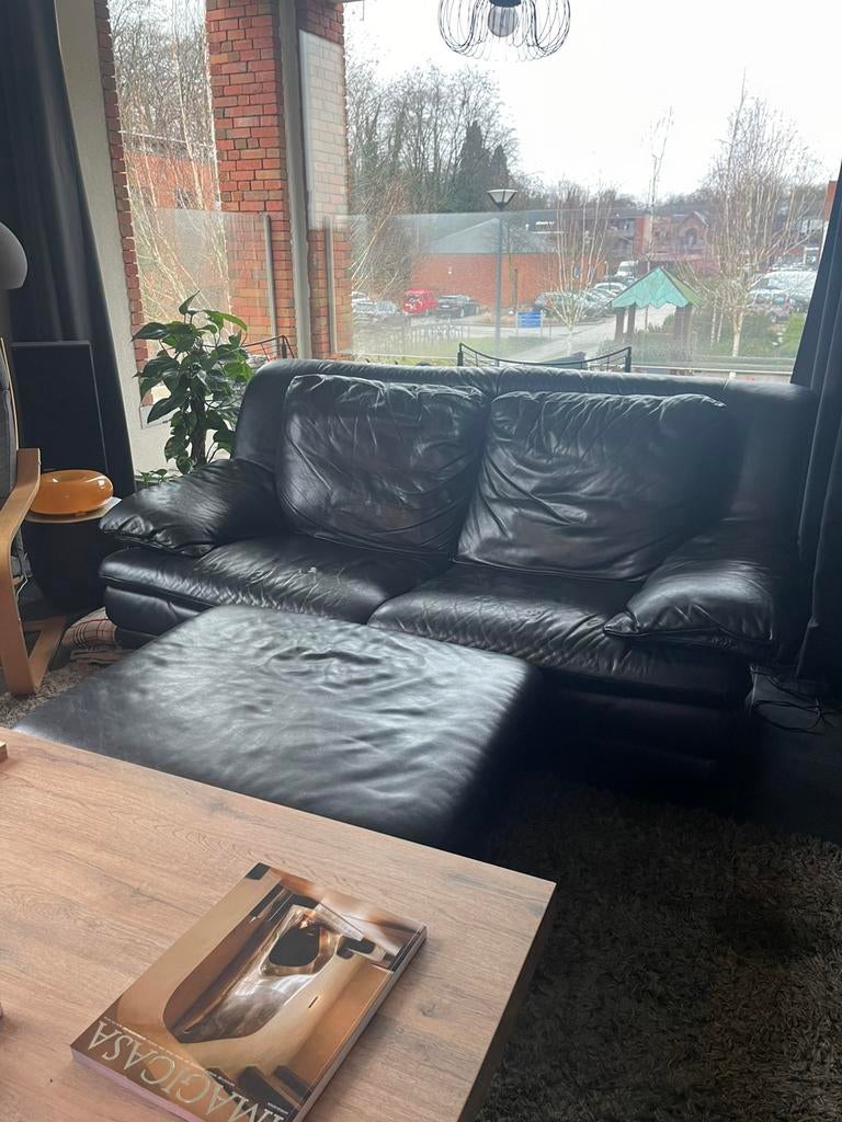 Natuzzi zetel Italiaans Design – Zwart Leer - Inclusief Poef, Huis en Inrichting, Zetels | Complete zithoeken, Zo goed als nieuw
