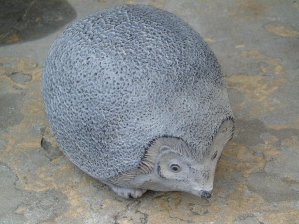 Standbeeld van een grote egel in gepatineerde steen, Ophalen, Nieuw, Steen, Dierenbeeld