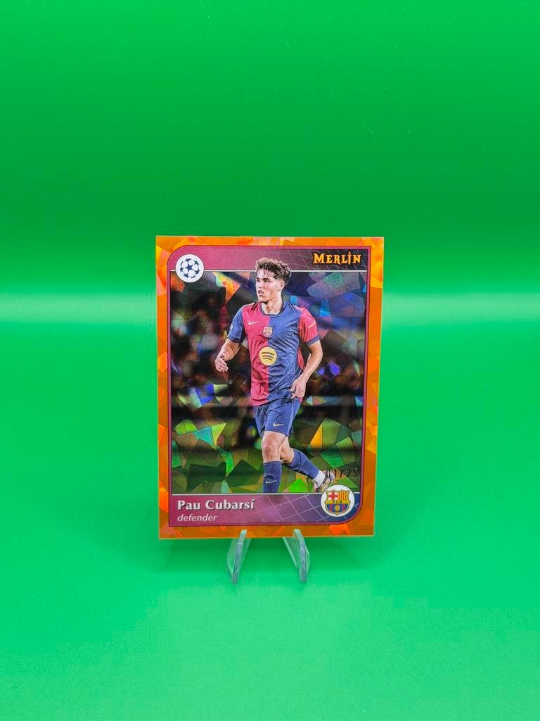 2024-25 Topps Merlin UCC Pau Cubarsi 1/25 Magenta Atomic #2, Ophalen of Verzenden, Zo goed als nieuw