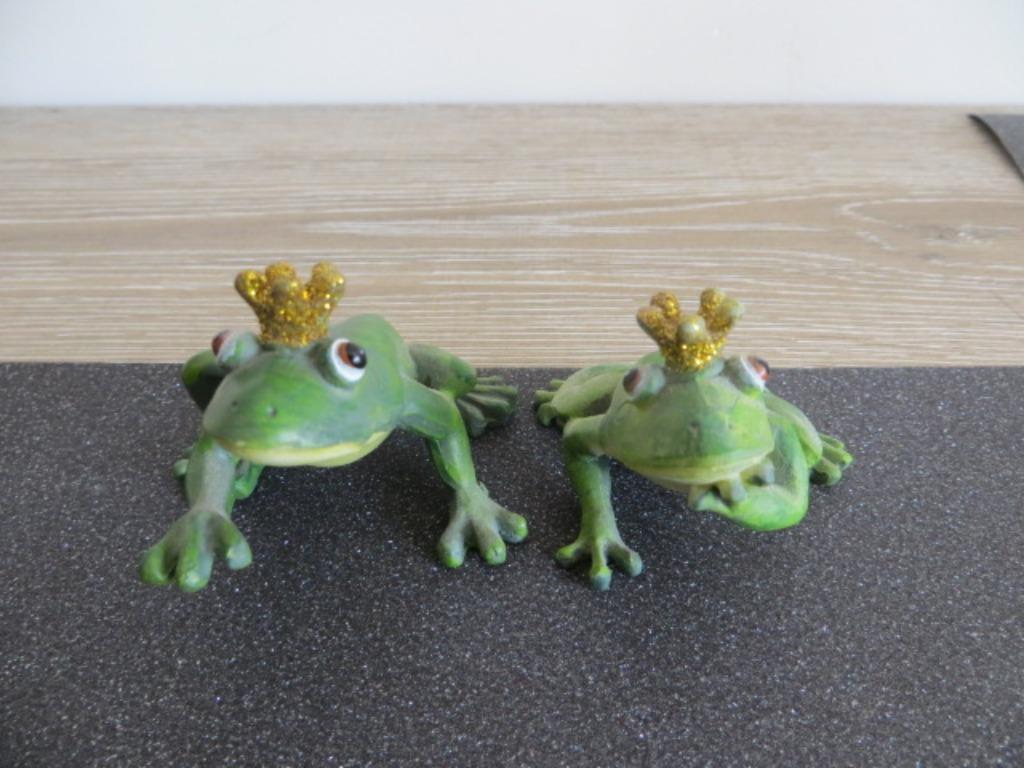 2 beeldjes -- Kikkers met gouden kroontje, Ophalen of Verzenden, Gebruikt, Dier