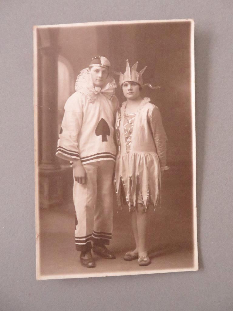 1928 foto postkaart verkleed carnaval pierrot schoppen ..., Verzamelen, Foto's en Prenten, Foto, Klederdracht, Ophalen of Verzenden