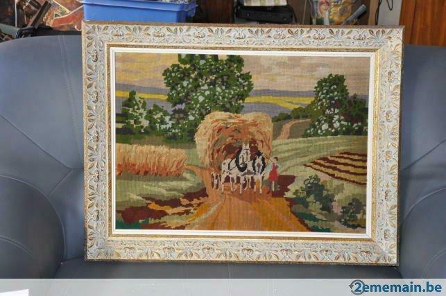 cadre doré sculpté avec tapisserie pointde croix campagne