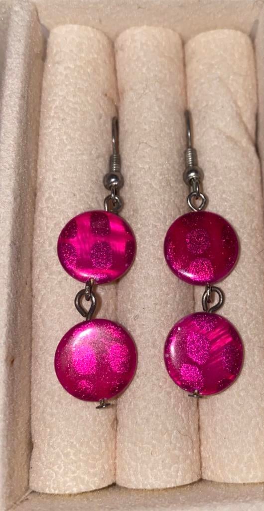Boucles d'oreilles roses 2 cm, Bijoux, Sacs & Beauté, Boucles d'oreilles, Enlèvement ou Envoi, Utilisé, Rose