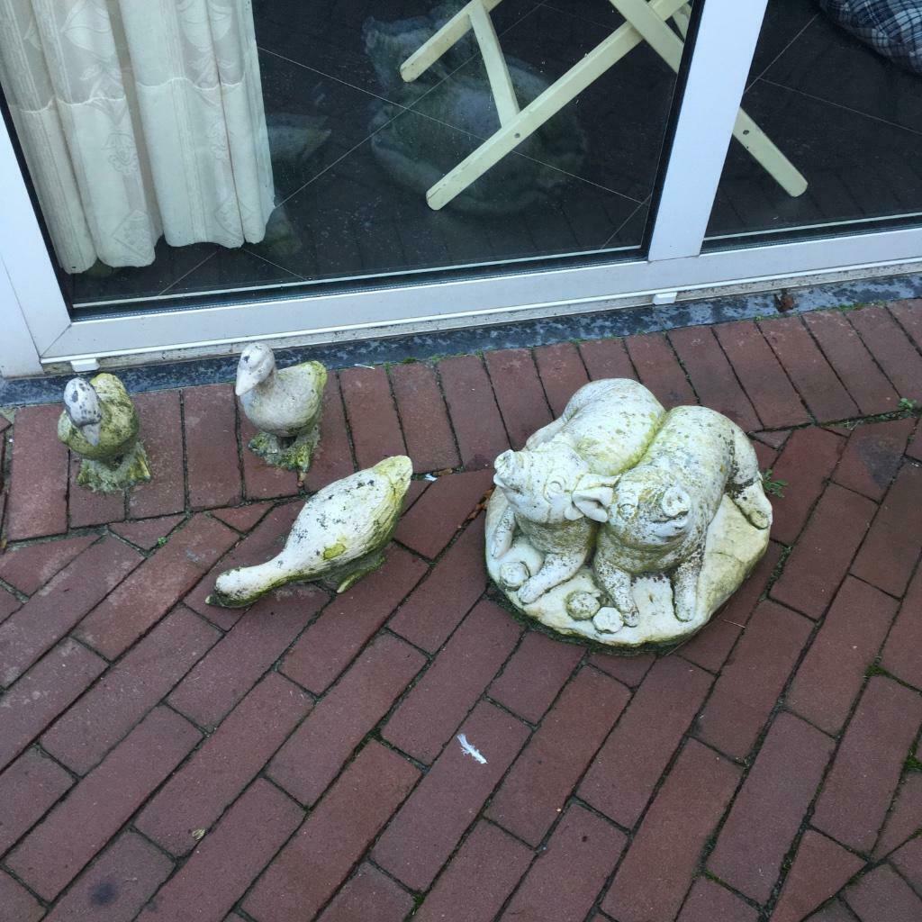 2 varkentjes  in weerbestendig beton, Ophalen, Gebruikt