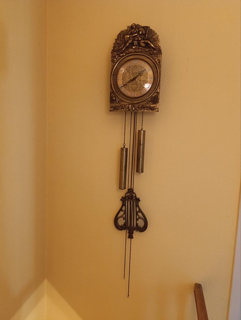 Horloge suspendue avec pendule, Enlèvement