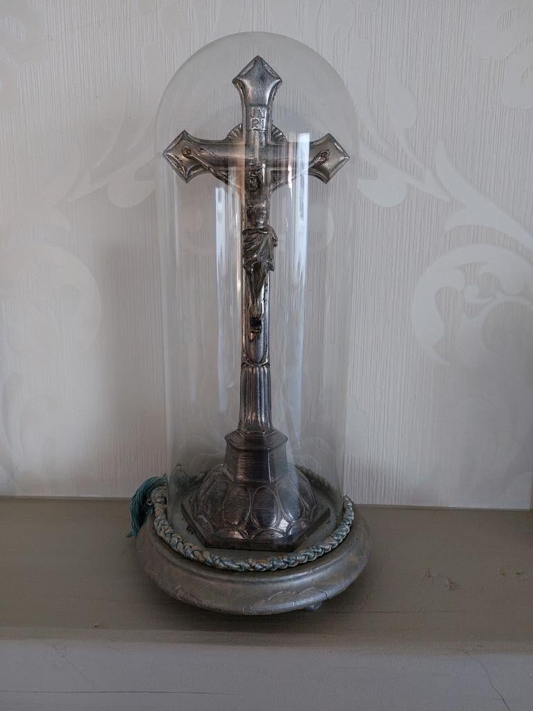 Crucifix en étain sous cloche en verre, Antiquités & Art, Antiquités | Objets religieux, Enlèvement