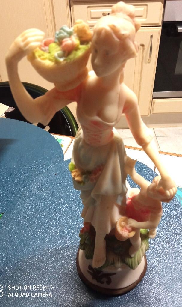beeld , bloemenmeisje met kind, Ophalen of Verzenden, Gebruikt, Mens