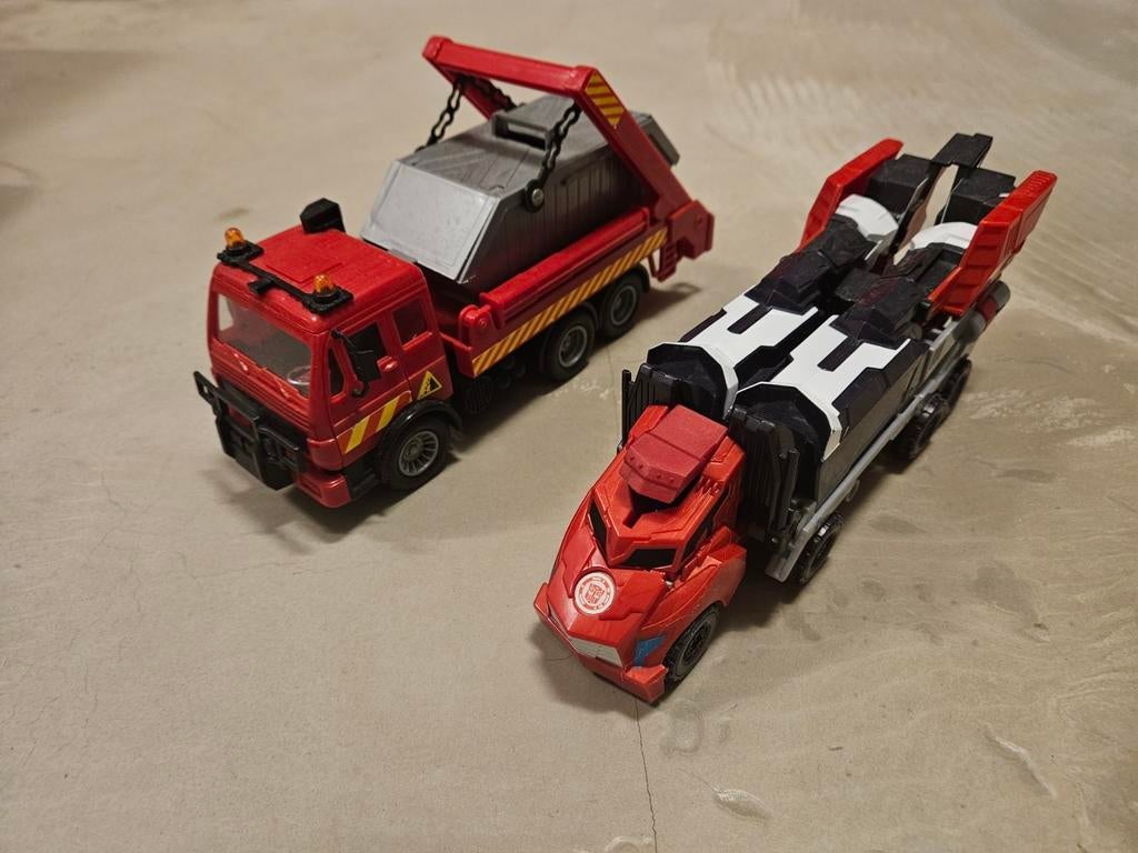 2 auto´s waaronder 1 transformer, Kinderen en Baby's, Speelgoed |Speelgoedvoertuigen, Ophalen of Verzenden, Zo goed als nieuw