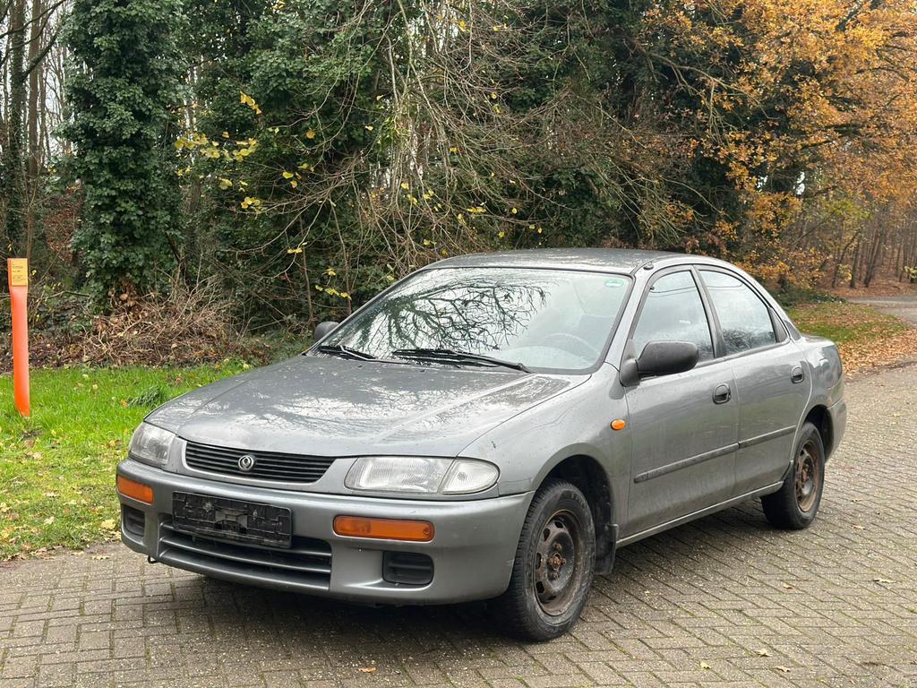 Mazda 323 Benzine automaat  oldtimer 800€ zo meenemen, Auto's, Automaat, Bedrijf, Berline, 5 deurs