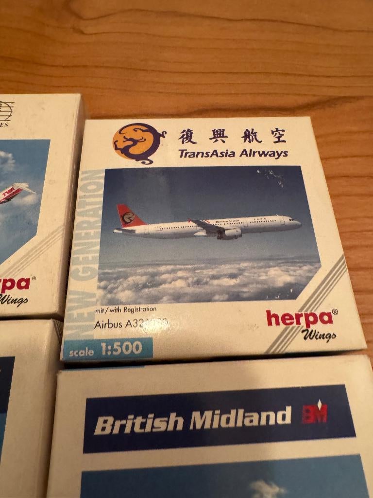 TransAsia Airways - Airbus A321-100 - Herpa Wings, Overige merken, 1:200 of kleiner, Ophalen of Verzenden, Zo goed als nieuw