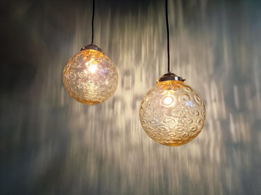 Duo de suspensions en verre bullé ambré, années 70, Antiquités & Art, Antiquités | Éclairage, Enlèvement ou Envoi