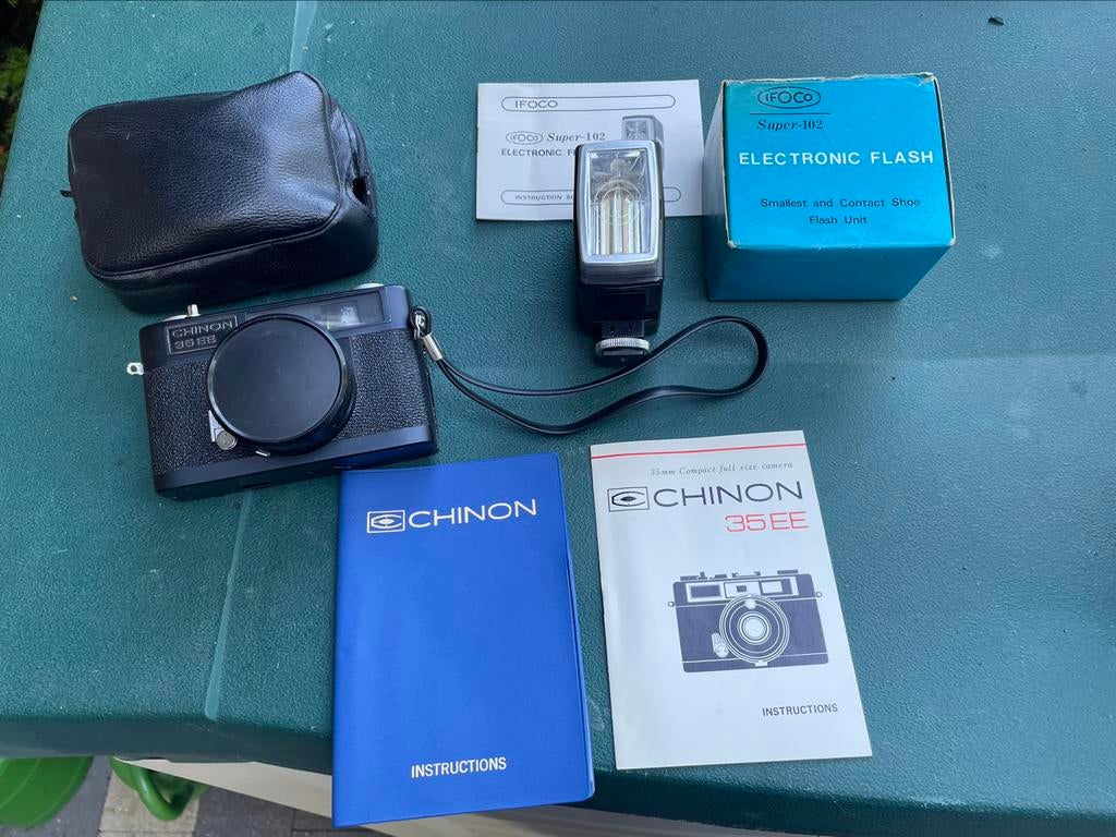 Chinon 35EE met flash en documentatie, Enlèvement ou Envoi, Comme neuf