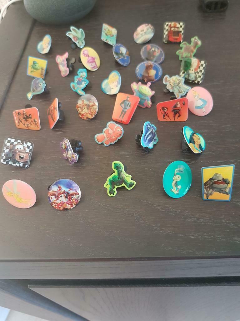 34 Disney pins, nieuw, Verzamelen, Disney, Ophalen of Verzenden, Overige figuren, Nieuw, Beeldje of Figuurtje