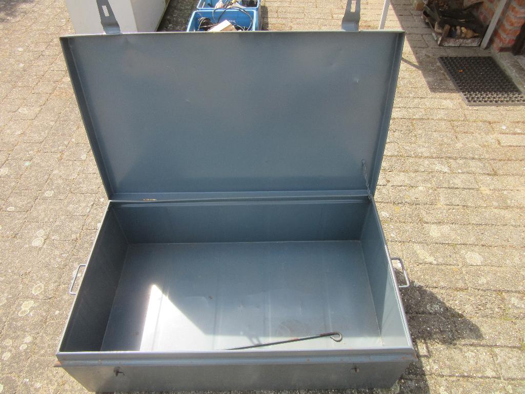 metalen koffer (rijkswacht), 70 cm ou plus, Enlèvement, Métal, Clé