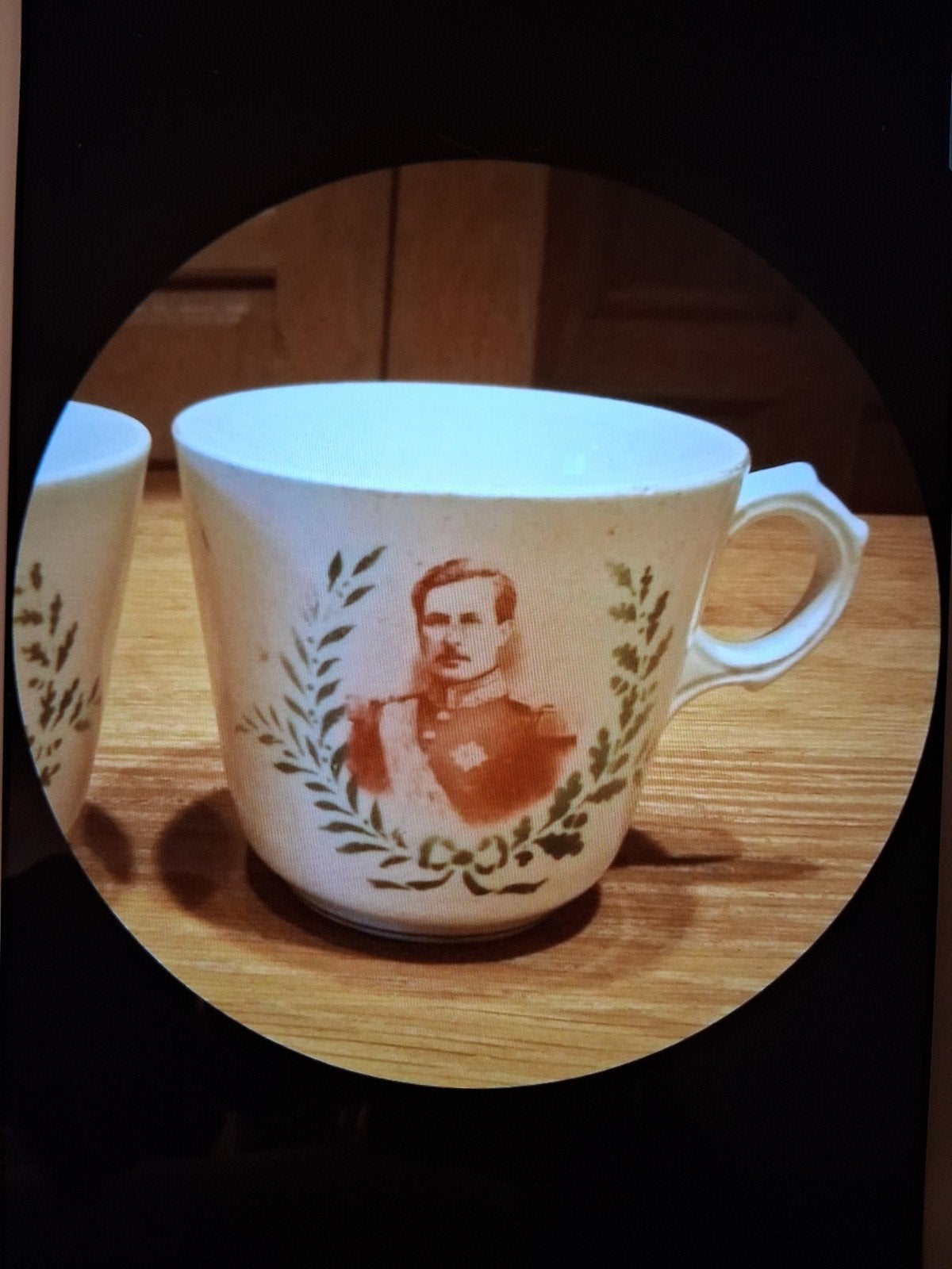 Roi Albert Ier & Elisabeth de Belgique sur tasse, Collections, Enlèvement ou Envoi, Utilisé, Autres types