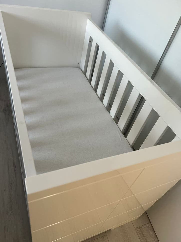 Babybed 60/120 (hoogglans wit) incl. Lattenbodem en matras, Kinderen en Baby's, Ophalen, Zo goed als nieuw