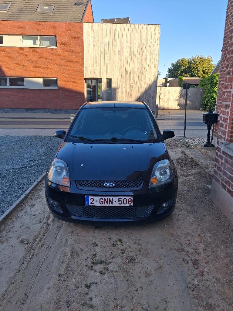 Fiesta 2008 ,benzine,150,000km,airco,parkingsensor, Autos, Ford, Achat, Boîte manuelle, Noir, 5 portes