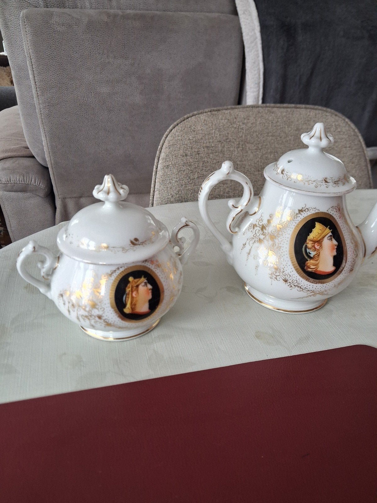 Suiker  en theepotje, Ophalen