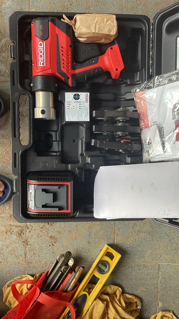 Nieuwe Persmachine ridgid met persbekken 15 22 18, Bricolage & Construction, Outillage | Autres Machines, Enlèvement, Neuf