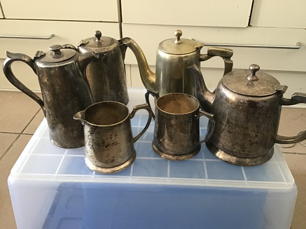 Antieke theepotten en melk en suikerpot, Enlèvement