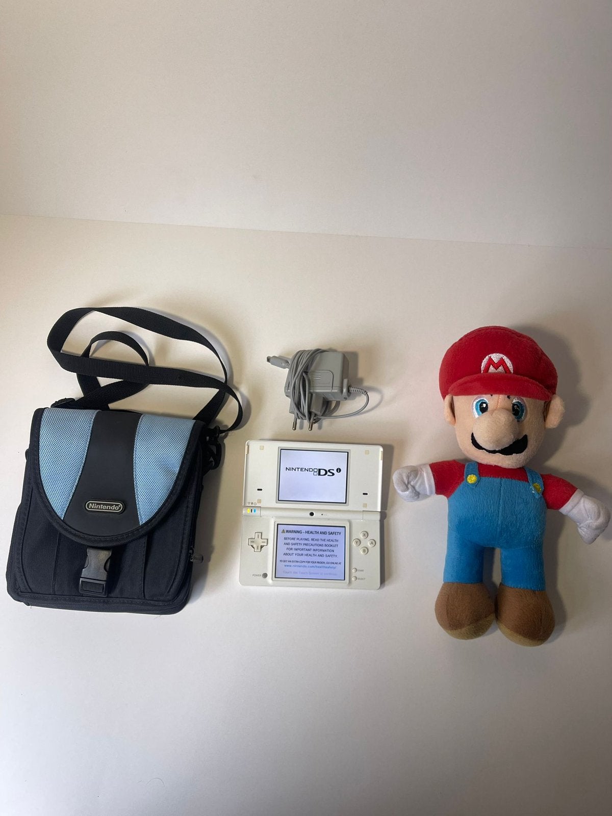 Nintendo DSi Blanche + Peluche Mario + Sac Fourre-tout, Avec housse de protection ou sac, Enlèvement ou Envoi, Dsi, Comme neuf