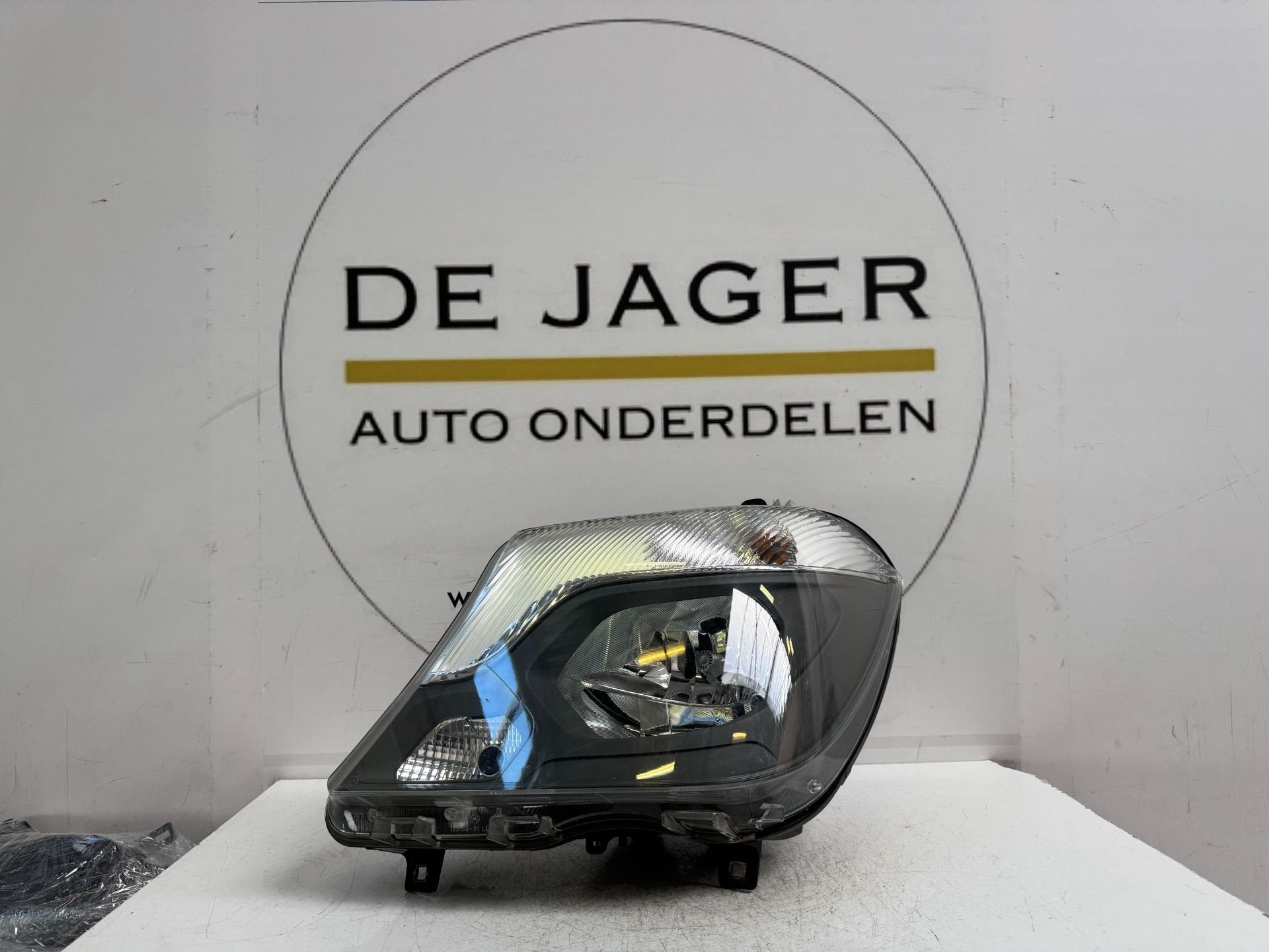 MERCEDES SPRINTER W906 FACELIFT KOPLAMP LINKS A9068205600, Gebruikt, Mercedes-Benz AG, Mercedes-Benz, Mercedesstrasse 120
70372  Stuttgart, DE