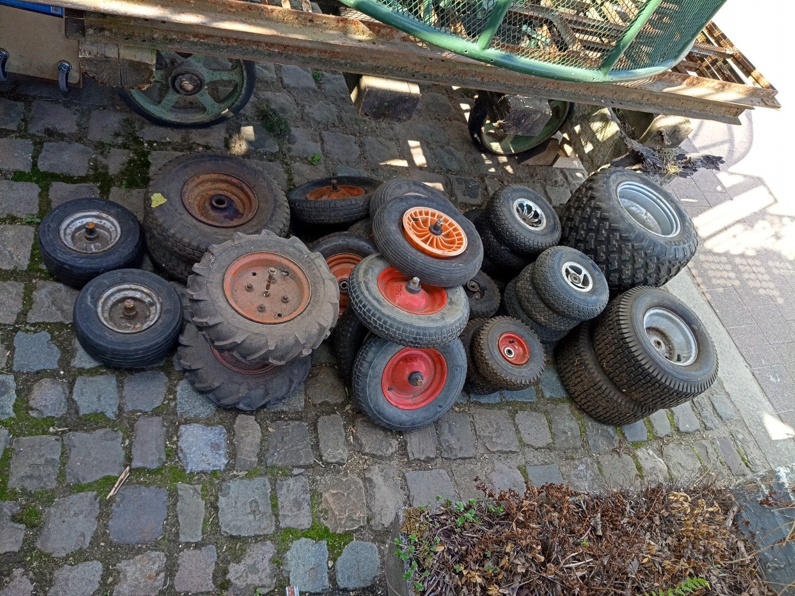 lot wielen steekkar, kruiwagen ,scootmobiel, quad bandjes, Ophalen