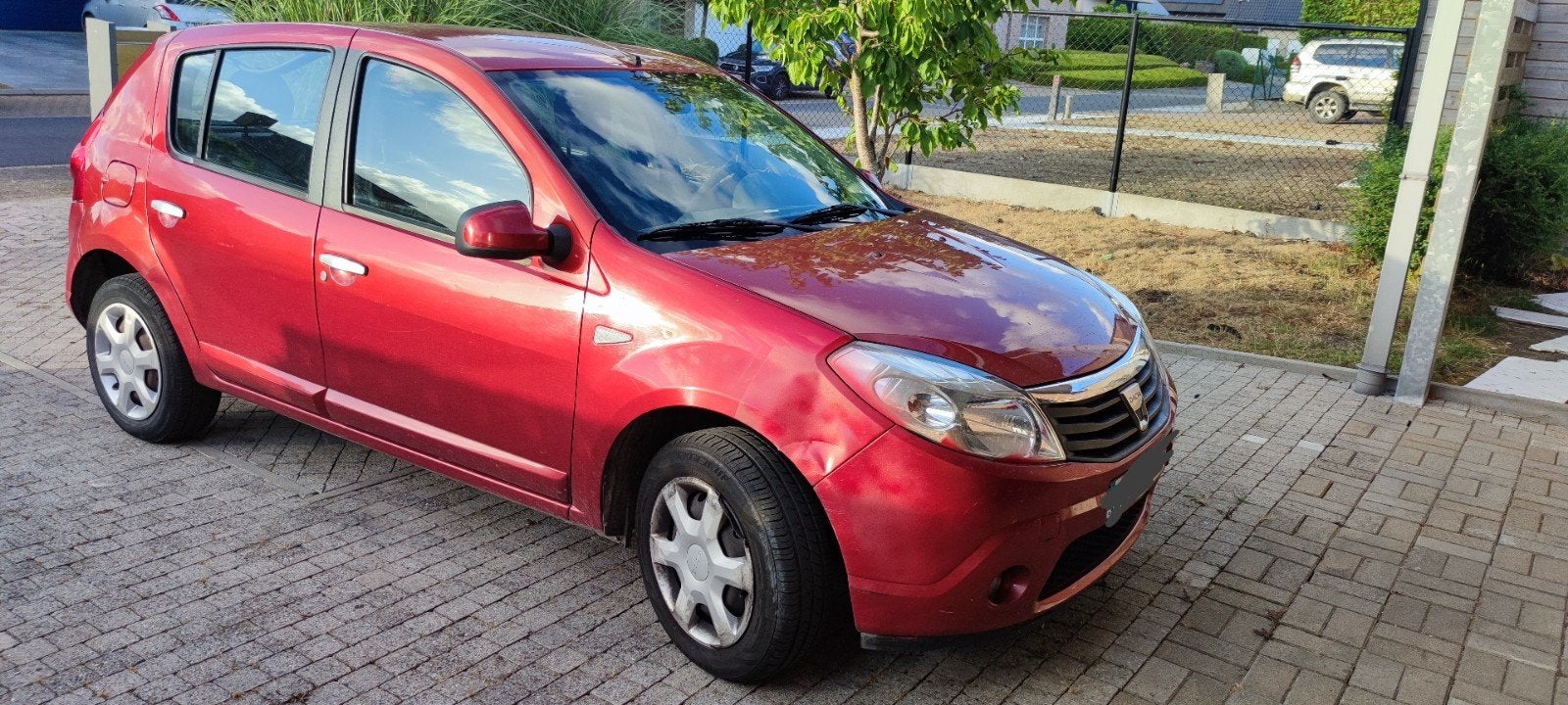 Rode Dacia 2009 (export/onderdelen), Auto's, Stof, Handgeschakeld, 5 deurs, Sandero