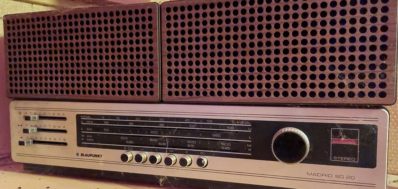 Deze vintage Grundig RF 115 radio uit 1969 heeft een houten, Ophalen