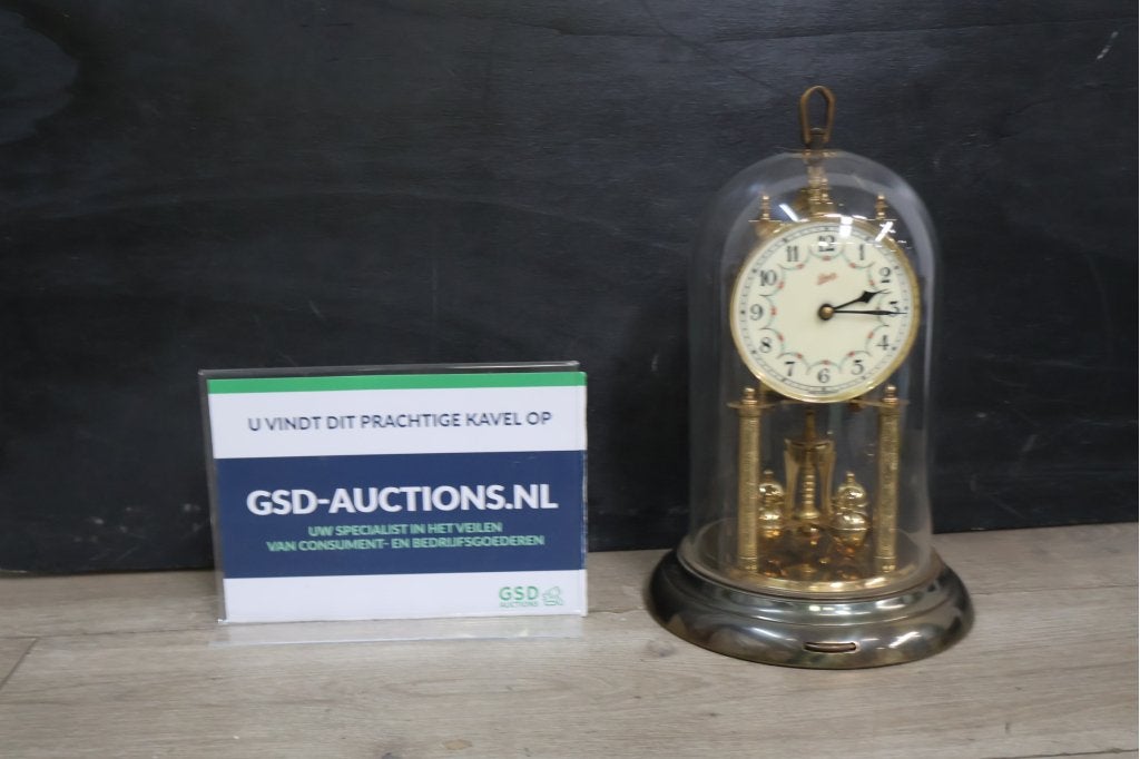Klassieke penduleklok onder glazen stolp