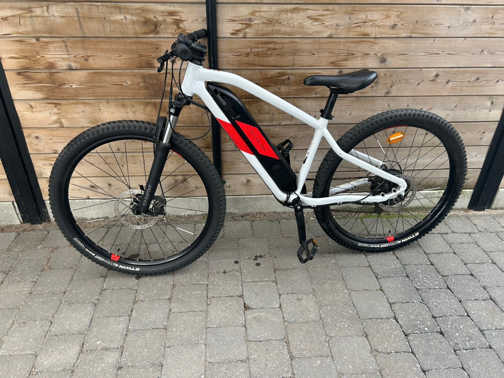 Elektrische Mountainbike Rockrider E-ST 100 Witte uitvoering, Enlèvement, Comme neuf, 50 km par batterie ou plus, Autres marques