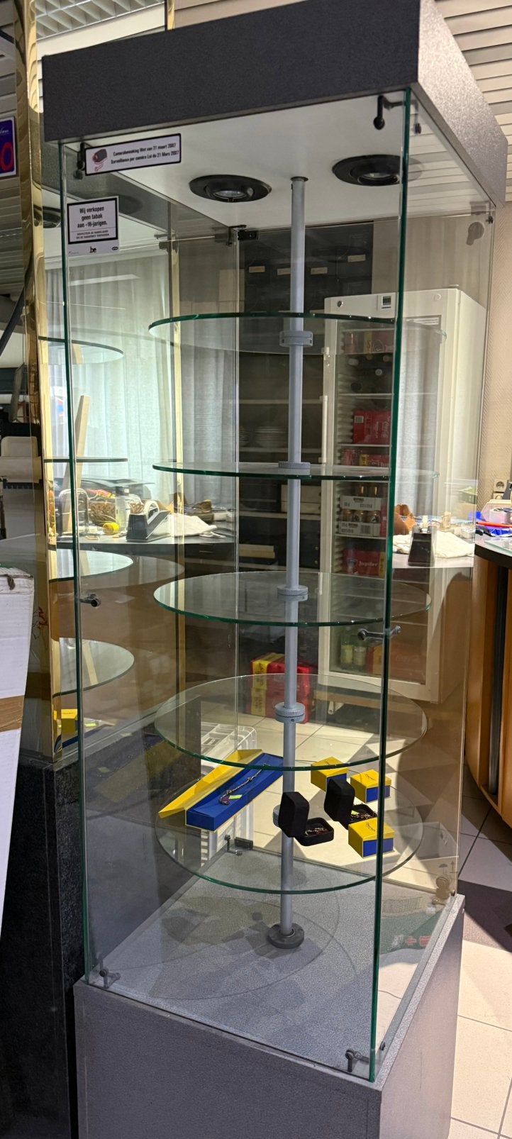 Grote glazen winkelvitrine met verlichting en slot, Huis en Inrichting, Ophalen, Zo goed als nieuw