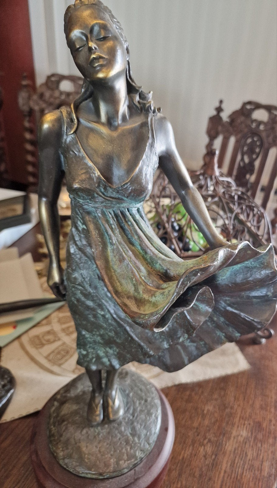 Dame en bronze, Enlèvement, Bronze