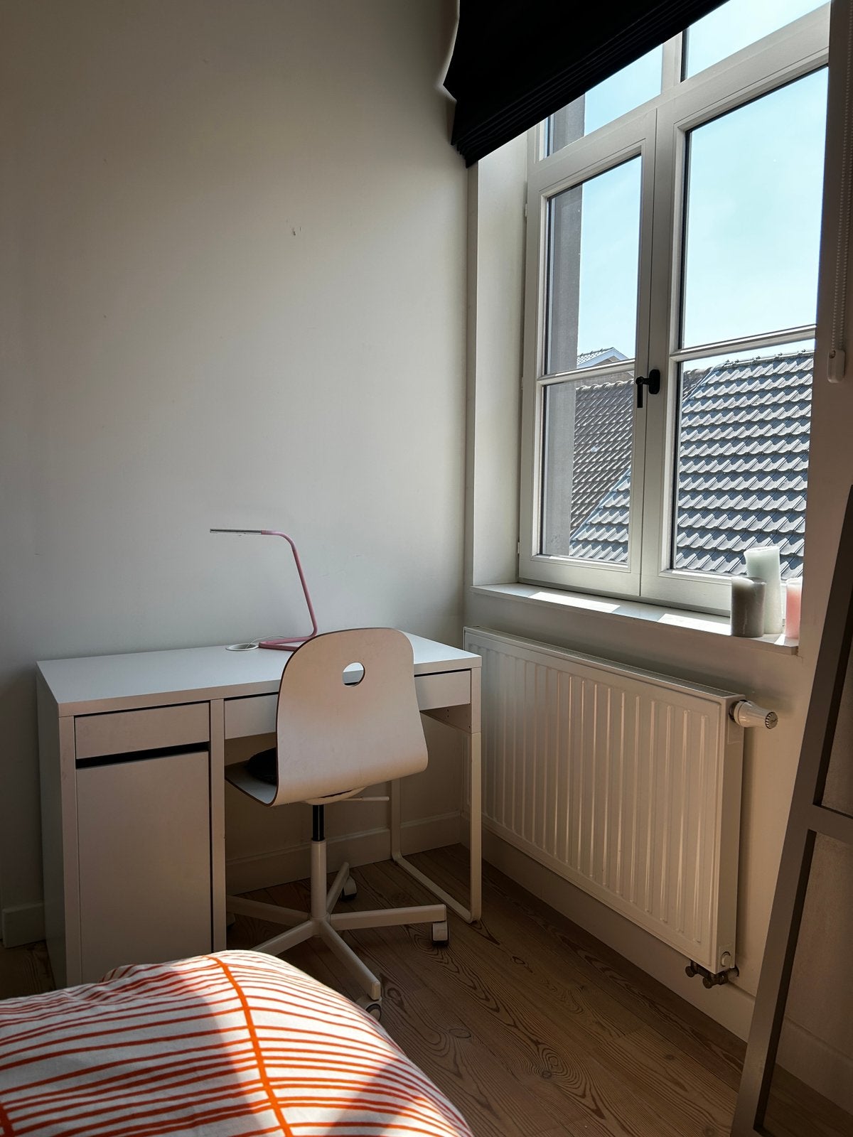 Bureau ikea MICKE en bureaustoel ikea VALDRED, Huis en Inrichting, Bureaus, Ophalen, IKEA