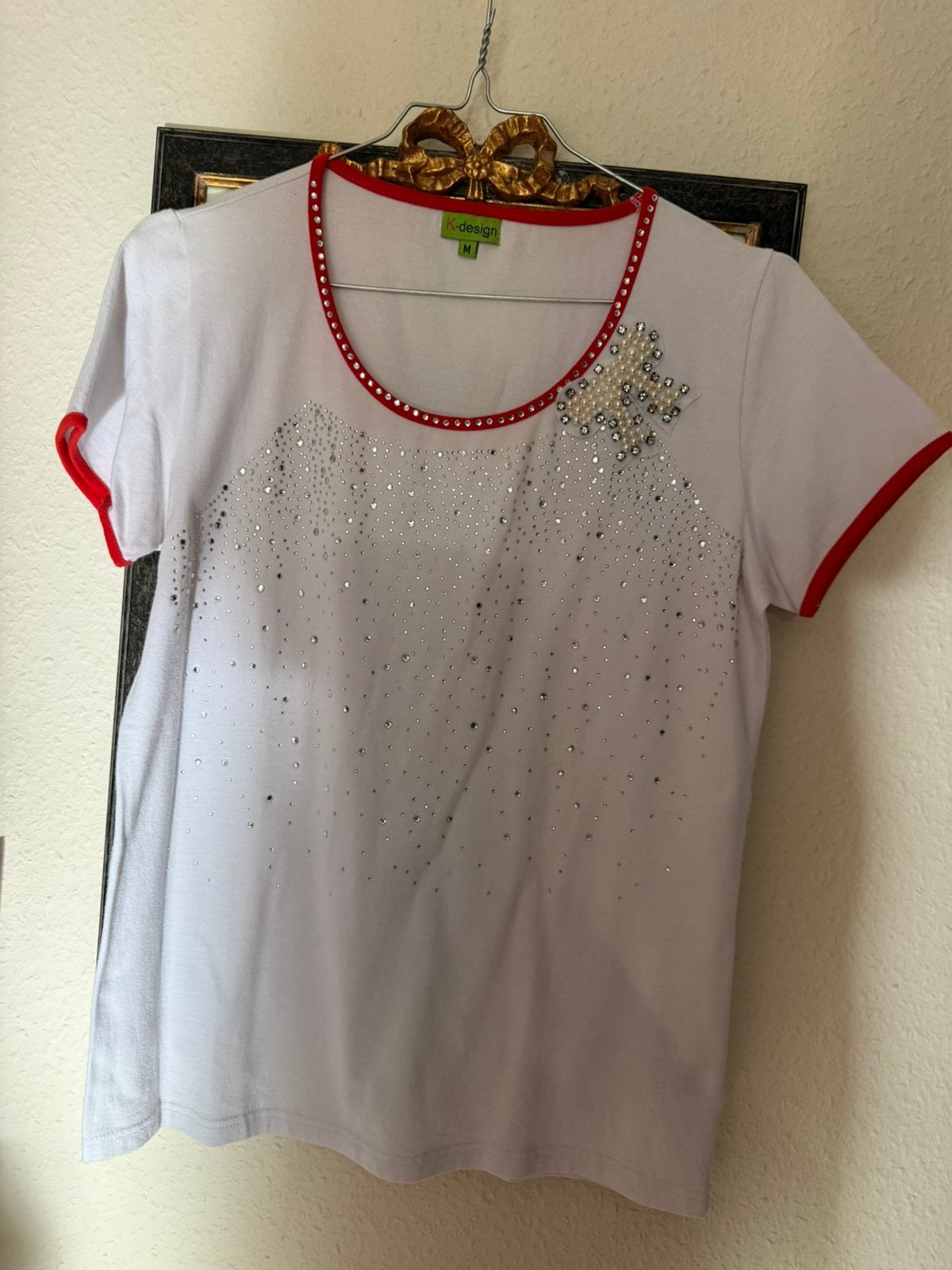 T shirt K design met mooie pareltjes . maat M, Ophalen of Verzenden, Zo goed als nieuw, Maat 38/40 (M)