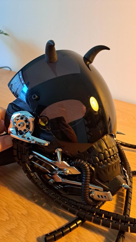Alien futuristic cyberpunk masker, Ophalen