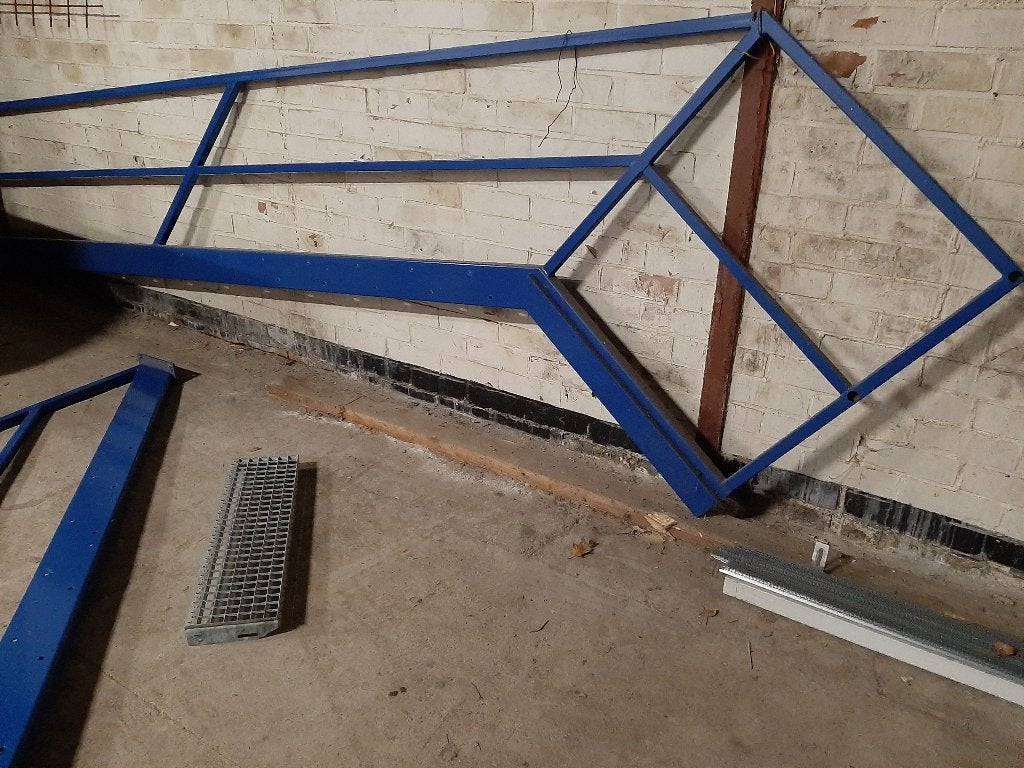 Metalen trap met gegalvaniseerde treden en plateau, Ophalen, Gebruikt, Trap, 2 tot 4 meter