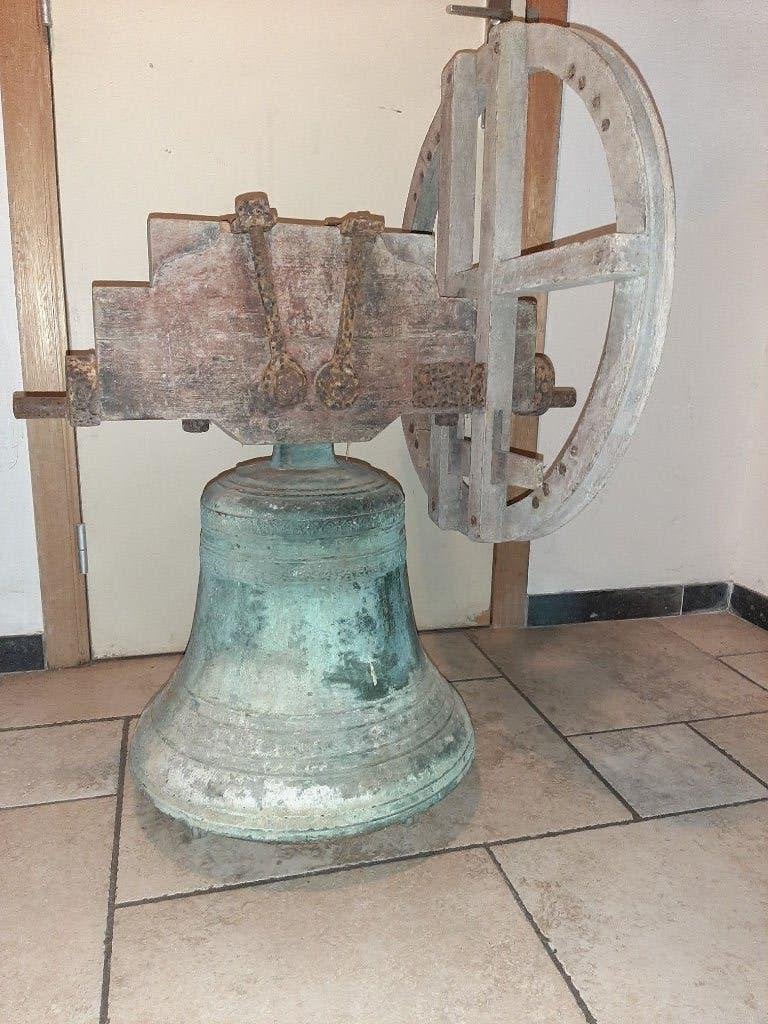 Cloche d'église en bronze avec sa structure 43cm diamètre, Enlèvement