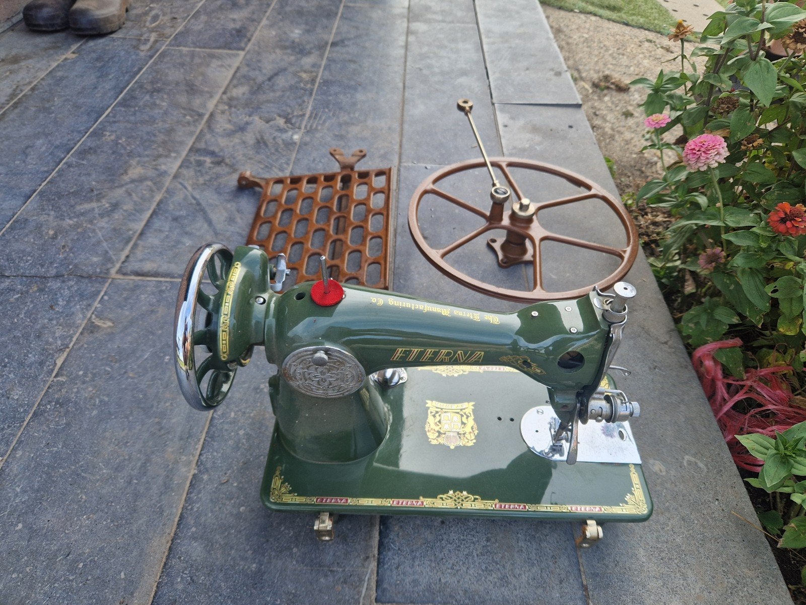 Vintage Eterna naaimachine, Ophalen